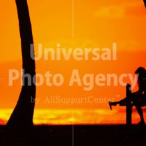ハワイ オアフ アラモアナビーチパークの夕陽 人のシルエット ／ ha03-43